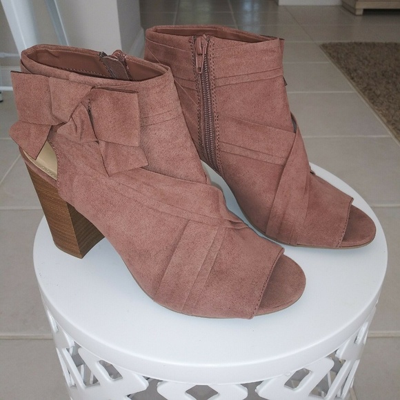 LC Lauren Conrad Shoes - Women's LC Lauren Conrad Ankle Boots Bootie 9